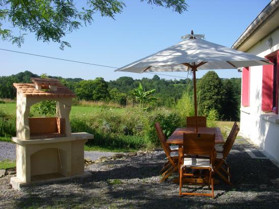 La terrasse et son barbecue.